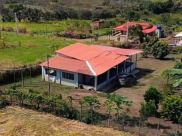 S�tio com Pomar no Povoado Cafezal
